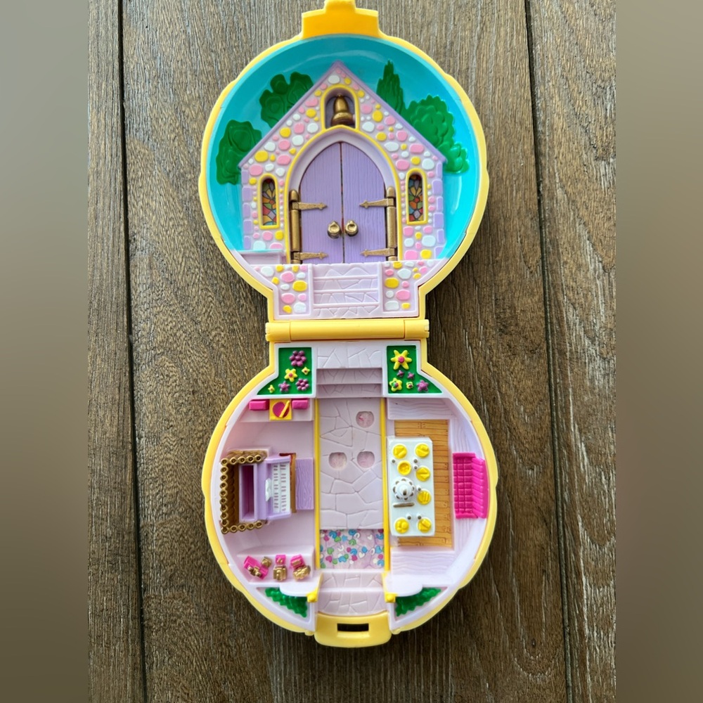 Wedding chapel Polly Pocket! In great condition